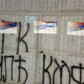 "Ne damo Srbiju“ Severni deo Kosovske Mitrovice oblepljen plakatima sa srpskom trobojkom