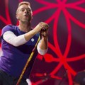 Frontmen benda Koldplej na koncertu pozdravio porodicu Čarlija Kirka