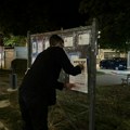 Građani Leskovca lepljenjem umrlica odali poštu za 16 žrtava iz Novog Sada