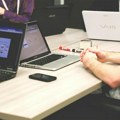 Sedam sati dnevno pred ekranom uništava psihu: Evo kako da napravite digitalni odmor