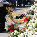 Dijaspora u 60 gradova širom sveta odala poštu poginulima pod nadstrešnicom, u Zagrebu cveće položili aktivisti STAV-a