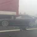 Jeziv lančani sudar na auto-putu: Automobili su se zakucavali u šleper; Smrskani su FOTO/VIDEO