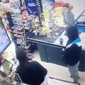 Brutalna pljačka u Borči! Kriminalac naoružan upao u market, pa zapretio kasirkama (video)