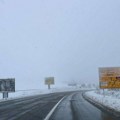 Putevi u Srbiji prohodni, kolovozi vlažni i na njima ima snega do pet centimetara