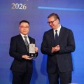 Vučić odlikovao Čena Đinghea Ordenom srpske zastave za doprinos privredi