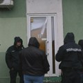 VIDEO "Ćaci leglo": Policija obezbeđuje privatan posed u Kuli, građani tvrde da se u kući vrši kupovina glasova