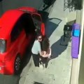 Brza reakcija: Majka u poslednjem trenutku spasila ćerku od pomahnitalog vozila VIDEO