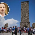 "Cenu servilne politike SNS danas plaćaju Srbi koji su ostali da žive na KiM": Advokat Ivanović o hapšenju Srba na Gazimestanu…