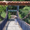 Опасно је и забрањено: Висећи мост преко Лима у старом Прибоју затворен до даљег, грађани га ипак прелазе на сопствени ризик…