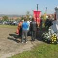 Položeni venci kraj spomenika žrtvama streljanja u tri kragujevačka sela