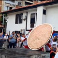 OBORILI SOPSTVENI REKORD-Ekipa restorana „Koliba“, iz Leskovca napravila pljeskavicu od 80 kg i 700 grama