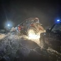 Sneg zavejao dve osobe u automobilu u Ivanjici: Spasili ih vatrogasci, u pomoć pritekao i meštanin FOTO