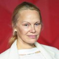 Pamela Anderson konačno otkrila šta stavlja na lice! Na njoj nema gram šminke, ova 3 proizvoda koristi svaki dan