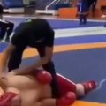 Tragedija: MMA borac (17) umro tokom meča (Uznemirujući video)