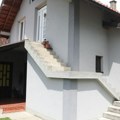 Tata bije mamu: Dete gledalo jezivo nasilje u Arilju, pa molilo komšinicu da pomogne! Otac obe bacio sa terase