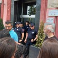 Predstavnici opozicije blokirali Gradsku kuću u Zaječaru, traže uvid u izborne materijale