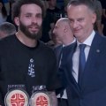 Grobari zviždali prilikom dodele MVP nagrade Vašingtonu, razlog je čovek koji je stajao pored