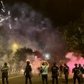 AP i AFP o jučerašnjim protestima: "Vučićeve pristalice bacale baklje na demonstrante u Novom Sadu"