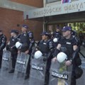 MUP: Učesnici skupa u Novom Sadu pokušali nasilno da uđu na Filozofski, nasrnuli na policiju