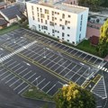 Završeno obeležavanje parking mesta na parkiralištu između Doma učenika i Gradskog bedema (FOTO)