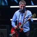 Gitara koju je razbio Lijam Galager na aukciji: Cena dostiže 500.000 funti: Prodaju se i Lenonove naočare i Bouvievo pismo