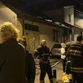 Veliki požar zahvatio 2 porodične kuće u Zemunu: Među evakuisanim stanarima i 2 bebe