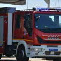 Požar u stambenoj zgradi u Rakovici, dve osobe stradale