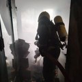 (Foto, video) prvi snimci velikog požara u Lazarevcu: Terasa se pretvorila u garež, dim i dalje izlazi iz stana: Evakuisan i…