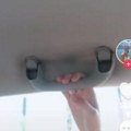 Čemu zaista služi ručka iznad prozora u autu? Sem za kačenje odela kao u Srbiji! Devojka u videu pokazala da tu ima i…