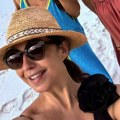 Nataša Ninković sa najlepšom Srpkinjom na egzotičnoj destinaciji: U kupaćem kostimu sa crnom ružom na ramenu privukla svu…