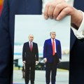 Evo ko zapravo vlada u Beloj kući… barem na fotografijama Tramp izazvao pometnju, odmah stigle reakcije: "Stavlja Putina iznad…