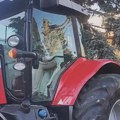 Svi pričaju o srednjoškolcu koji je na maturu došao traktorom, pa objasnio zašto je to uradio: "Hteo sam ovima iz grada da..."…