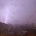 (Foto) Šok usred snažnog nevremena u Kragujevcu: Grom udario u banderu i izazvao požar, očevici opisali jezive scene…