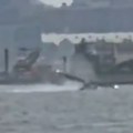 (Video) Avion se srušio u reku, snimljen trenutak pada! Drama u Njujorku: Vatrogasci izvukli 8 osoba