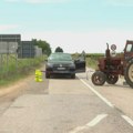 Meštani Vizića i Neština očekuju propusnice za prelazak granice, blokada još traje