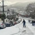 Neverovatno: Dok se svet "kuva" i bori sa požarima zbog toplote, ovde je zabeleo sneg (video)
