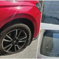 Bačena bomba na zgradu na Zvezdari, oštećeni automobili