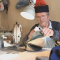 Deda Đorđe ima 92 godine i još ne ostavlja šivaću mašinu: Šio je u Parizu, a danas njegove šajkače kupuju i mladi