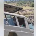 (Video) Jezivi trenutak uhvaćen na snimku: Vozilo sa turistima upalo u reku punu krokodila
