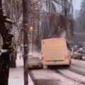 Sneg okovao Argentinu: Nestvarne scene kao sa druge planete - Čitav autobus klizi niz led, lavina se survala na turiste…