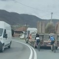 Šok snimak sa opasnog puta punog krivina: Biciklisti se zakačili za teretni kamion, vozači pretrnuli od straha (video)