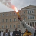 Stotine demonstranata u centru Atine na godišnjici brodoloma, 700 migranata poginulo!Držali transparent sa fotografijama…