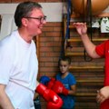 "Znao sam ja da boks nije sport za mene": Vučić kao gost škole boksa u Loznici