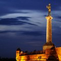 „Dva zaljubljena drona na mesečini“: Svetla na noćnom nebu zbunila su ljude i izazvala niz kreativnih objašnjenja