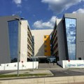 Devojčici na koju je pala školska klupa biće amputiran deo prsta