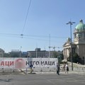 Ispred Pionirskog parka okačen transparent "Bolje ćaci, nego naci", na licu mesta troje policijskih vozila