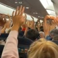 Let koji se pretvorio u šou Stjuart naterao putnike da ustanu i vežbaju u avionu – kad čujete zašto, ostaćete bez teksta…