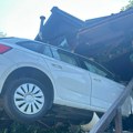 (Foro) "škodom" uleteo u vikendicu! Nadrealno: Auto ostao da visi na tremu kuće: Umalo tragedija u Ovčarsko-kablarskoj klisuri…