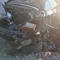 Automobil pored pruge smrskan kao limenka: Teška nesreća kod Mladenovca (foto)