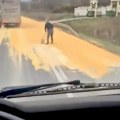 Велика пометња на путу код Мишелука: Кукуруз се расуо по путу, возачи возе као по јајима! Погледајте хаотичне сцене (видео)